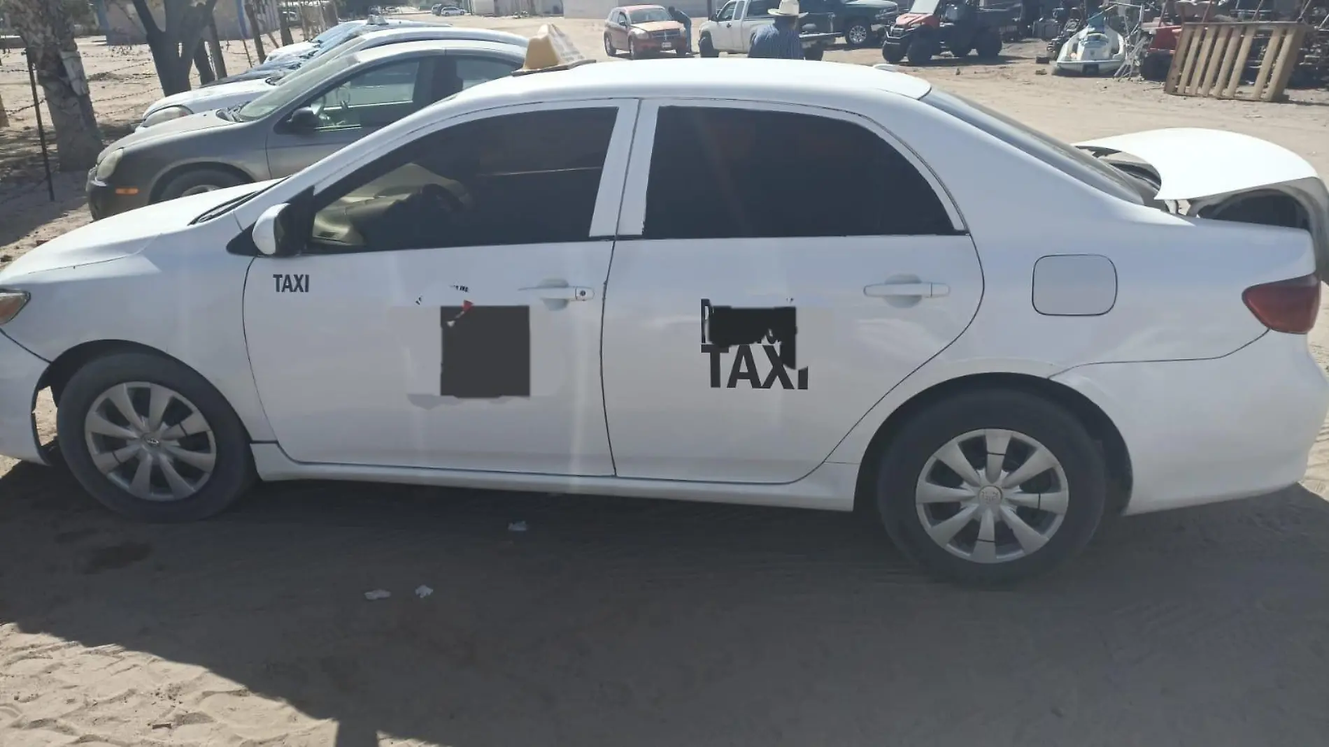 mujer pide servicio de taxi y se lo roba